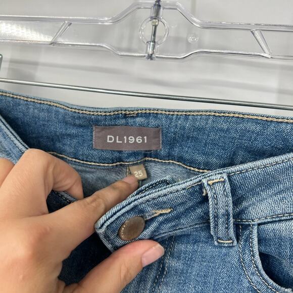 DL1961 Mara Ankle Mid-Rise Instasculpt Straight Jeans in Montague - Picture 3 of 7